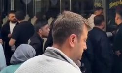 Akhisar’da kuyumcuya ulaşamayan müşteriler iş yeri önünde toplandı
