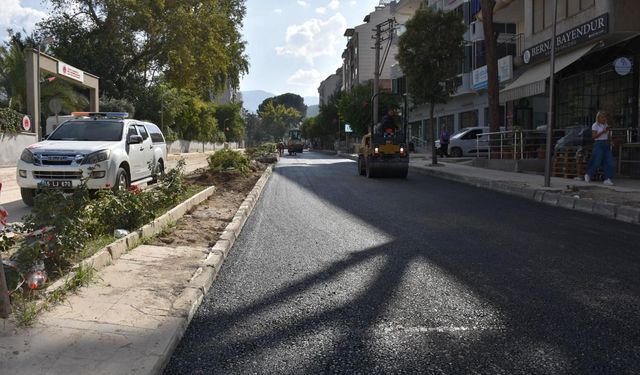 Salihli’de iki mahalleyi bağlayan Ferah Caddesi asfaltlanıyor