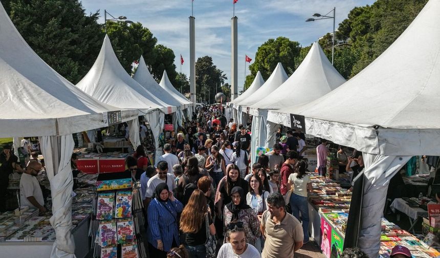 İZKİTAP’ta Hafta Sonu Kitapsever Yoğunluğu