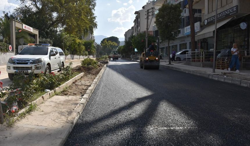 Salihli’de iki mahalleyi bağlayan Ferah Caddesi asfaltlanıyor
